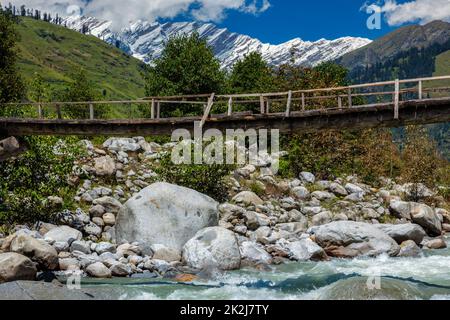 Ponte sul fiume Beas, vicino a Manali. Kullu Valley, Himachal Pradesh, India Foto Stock