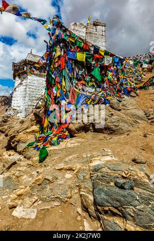 Rovine del Tsemo Victory Fort sulla scogliera di Nammyal Hill e Lungta - colorate bandiere buddiste di preghiera Foto Stock