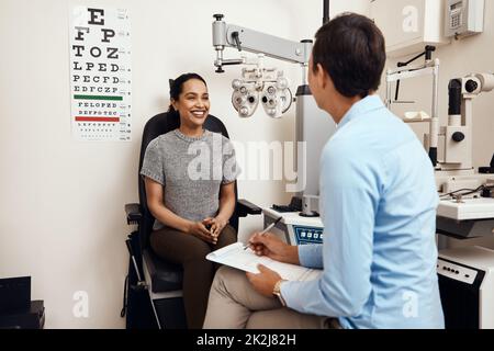 È questo il primo occhio prova che youve ha avuto. Scatto di una giovane donna che ha un esame dell'occhio da un optometrist. Foto Stock