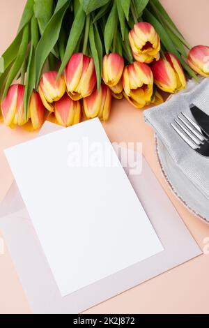 Mockup per le congratulazioni invito o menu. Carta vuota in busta con un'elegante impostazione da tavolo. Foto Stock