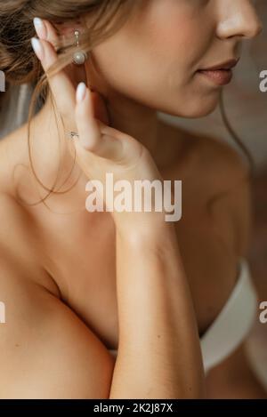 abiti sposa decorazione nuziale, orecchini in cristallo Foto Stock