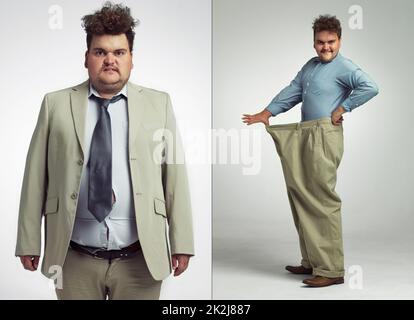 Due volte l'uomo, metà delle dimensioni. Foto studio di un uomo sovrappeso che indossa abiti poco adatti. Foto Stock