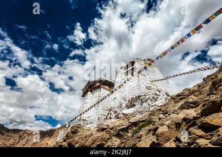 Rovine del Tsemo Victory Fort sulla scogliera di Nammyal Hill e Lungta - colorate bandiere buddiste di preghiera Foto Stock