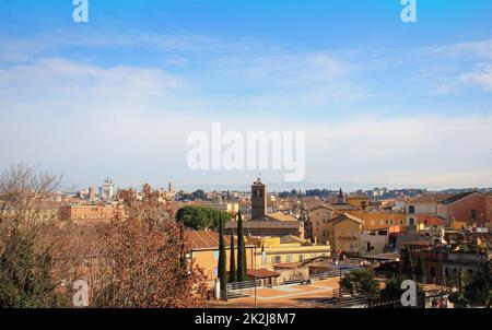 Paesaggio urbano di Roma, una vista con la torre della chiesa di Santa Maria in Trastevere Foto Stock