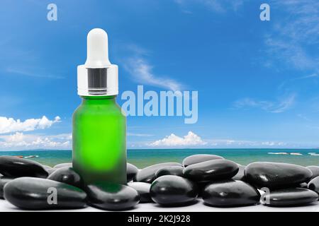 Contagocce per bottiglie di olio di siero per oli essenziali con cielo blu Foto Stock