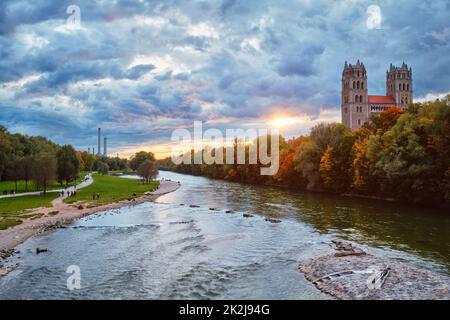 Fiume Isar, parco e chiesa di San Massimiliano dal ponte di Reichenbach. Monaco, Baviera, Germania. Foto Stock