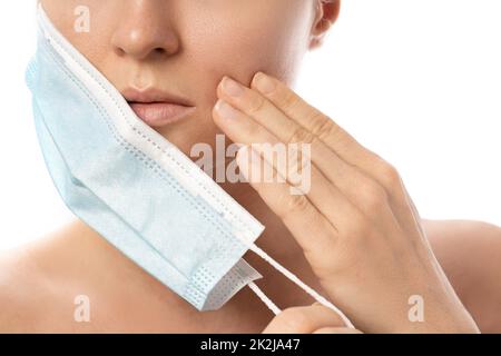 Maskne - i breakouts dell'acne da portare una maschera di faccia Foto Stock