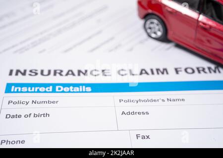 Auto rossa sul modulo di richiesta di assicurazione auto di incidente, prestito di automobile, assicurazione e concetti di tempo di leasing. Foto Stock