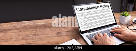 Persona della mano utilizzando Laptop Foto Stock