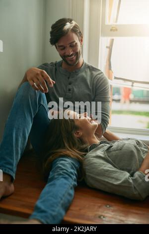 Proprio qui è dove voglio essere. Scatto di una giovane coppia affettuosa che si parla l'un l'altro e sorridente. Foto Stock