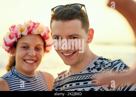 Cattura sempre i nostri momenti insieme. Scatto di una giovane coppia appesa alla spiaggia. Foto Stock