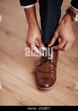 Im pronto per il prossimo passo della mia vita. Scatto corto di un uomo irriconoscibile che indossa le sue scarpe. Foto Stock