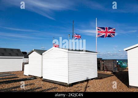 Union Jacks Flags volare un mezzo albero, durante il periodo nazionale di lutto per la regina Elisabetta 2nd, su Deal Seafront, Kent Foto Stock