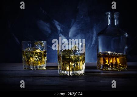 Due bicchieri e decanter whiskey con Foto Stock