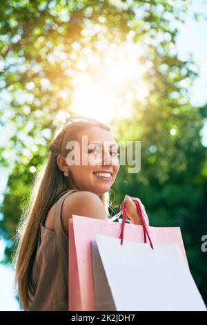 Mi piace una buona vendita. Ritratto corto di una giovane donna attraente godendo una giornata di shopping. Foto Stock