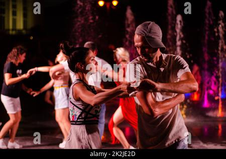 Lutsk, Ucraina - 4 agosto 2018. Persone che ballano salsa e bachata nel caffè all'aperto di Diana a Lutsk Foto Stock