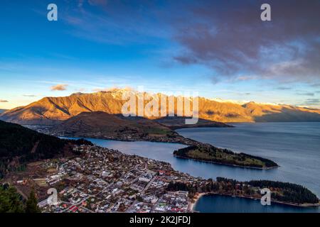 Una vista su Queenstown presa dopo il tramonto dalla cima del Monte ben Lomond. Queenstown, Otago, Nuova Zelanda. Foto Stock