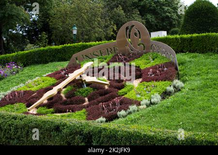 Orologio dei fiori nel parco pubblico della città. Stadtpark a Vienna, Austria Foto Stock