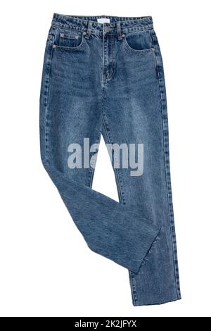 Jeans isolato. Eleganti pantaloni o pantaloni in denim blu alla moda isolati su sfondo bianco. Tracciato di ritaglio. Moda estiva e autunnale. Vista frontale. Foto Stock