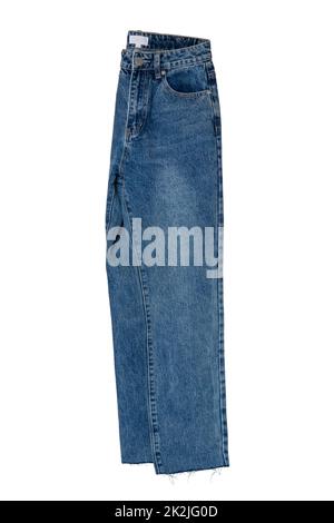 Donna jeans isolato. Eleganti pantaloni jeans blu donna ripiegati e alla moda, isolati su sfondo bianco. Tracciato di ritaglio. Pantaloni denim alla moda da donna. Foto Stock