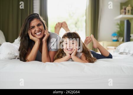 Spensierate come può essere. Ritratto di una madre e della sua bambina che si legano insieme a casa. Foto Stock