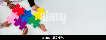 Gruppo di imprenditori risolvendo puzzle Foto Stock