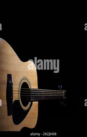 Chitarra acustica su sfondo nero Foto Stock