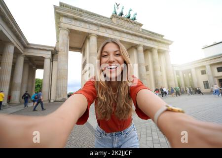 Autoritratto di bella ragazza di scambio scuola eccitata in visita in Europa all'interno del programma di scambio Foto Stock