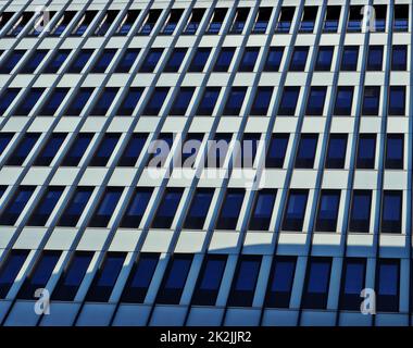 Un muro con molte finestre disposte in file e colonne in Polonia Foto Stock