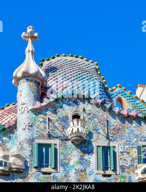 Casa Batllo. Caratteristica architettonica esterna. Progettato da Antoni Gaudi, il luogo è un punto di riferimento della città. Foto Stock