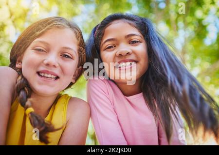 Il migliore amico che qualsiasi ragazza potrebbe chiedere. Scatto di due ragazze giovani adorabili fuori. Foto Stock