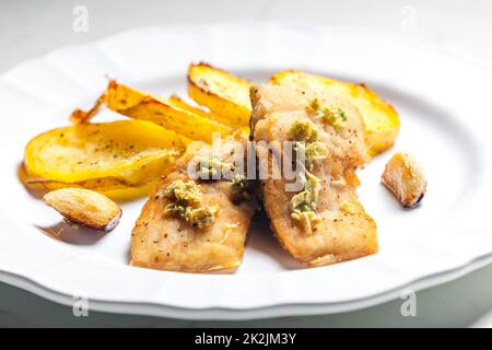 filetto di salmone con pesto all'aglio e patate fritte Foto Stock