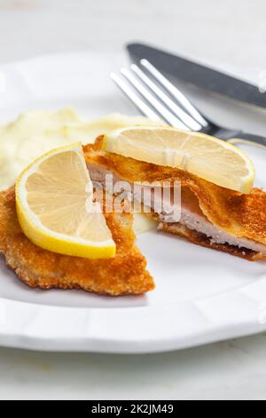 schnitzel di vitello con purè di patate Foto Stock