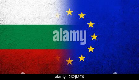Bandiera dell'Unione europea con bandiera nazionale della Bulgaria. Grunge sfondo Foto Stock