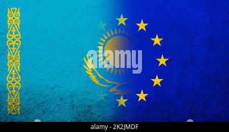 Bandiera dell'Unione europea con bandiera nazionale del Kazakistan. Grunge sfondo Foto Stock