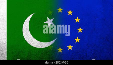 Bandiera dell'Unione europea con bandiera nazionale della Repubblica del Pakistan. Grunge sfondo Foto Stock