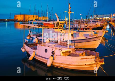 Fortezza Veneziana a Heraklion e barche da pesca ormeggiate, Creta, Grecia Foto Stock