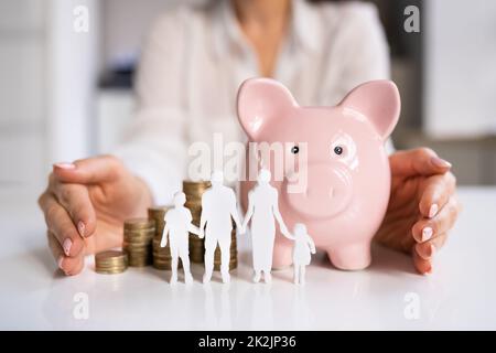 Family Piggy Bank e sicurezza finanziaria Foto Stock