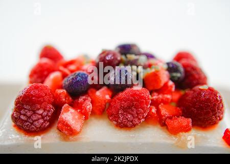 Immagine di Tiramisus di frutta (parte posteriore bianca) Foto Stock