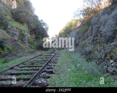 la strada in ferro collega il faro ferroviario in metallo alla fine del trasporto ferroviario in galleria Foto Stock