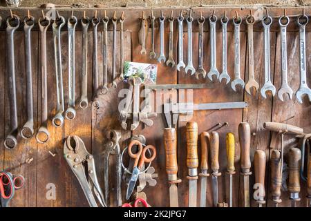 Chiavi ad anello e utensili su un pannello portautensili Foto Stock