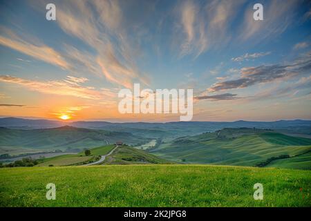 Tramonto su una gabbia di paesaggio rurale Foto Stock