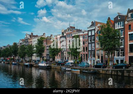 Canale Singel ad Amsterdam con case. Amsterdam, Paesi Bassi Foto Stock
