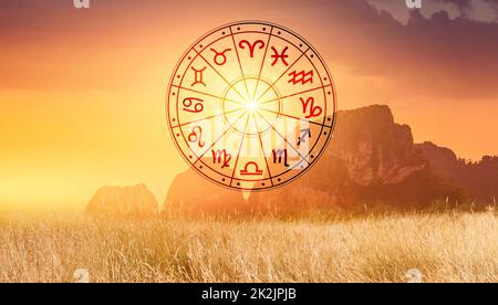 Segni zodiacali all'interno del cerchio oroscopo. Astrologia nel cielo con tante stelle e lune Astrologia e oroscopi concept Foto Stock