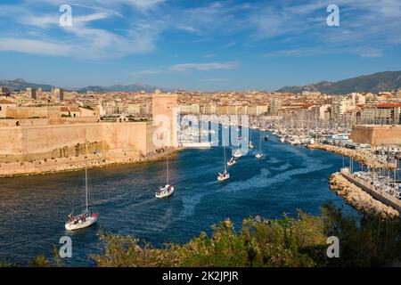 Gli yacht arrivano al porto vecchio di Marsiglia al tramonto. Marsiglia, Francia Foto Stock