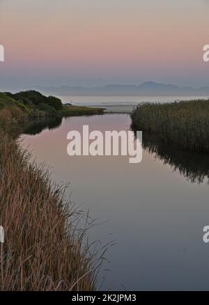 Paesaggio con una bella alba sul Lourensrivier in Strand Foto Stock