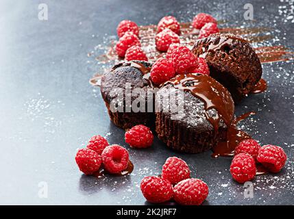 Le cose migliori della vita sono dolci: Un dessert al lampone e al cioccolato. Foto Stock