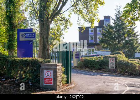 North Huddersfield Trust School a Huddersfield, vicino a dove il ragazzo di 15 anni Khayri McLean è stato fatalmente pugnalato. Data immagine: Venerdì 23 settembre 2022. Foto Stock