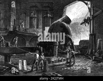 Produzione di acciaio mediante il processo Bessemer in funzione a Sheffield, Inghilterra. Il metallo fuso del convertitore, al centro a destra, viene versato dalla parte inferiore di una siviera negli stampi. Da "Great Industries of Great Britain" (Londra, c1880). Incisione. Foto Stock