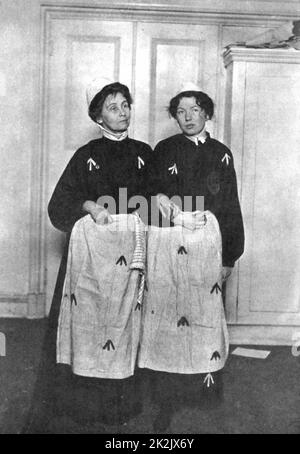 Emmeline Pankhurst (1857-1918) e sua figlia Christabel (1880-1958), suffragette inglesi in abito di prigione c.1911 Foto Stock